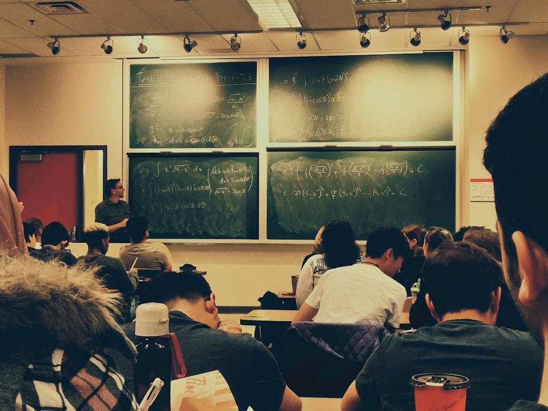 Estudiantes usando tecnología de IA